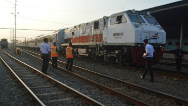Petugas melakukan uji coba (test run) perjalanan KA ekonomi terbaru New Concept menuju Solo dari Stasiun KA Madiun, Jawa Timur, Jumat (26/8/2016).
