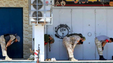 Sejumlah militer Libya sedang menunaikan salat di tengah peperangan.