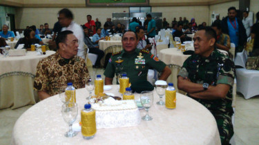 Pangkostrad Letjen Edy Rahmayadi (tengah).