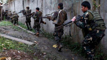 Sejumlah Tentara Filipina sedang patroli pengintaian.