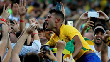 Rafinha saat membela Brasil di Olimpiade 2016.
