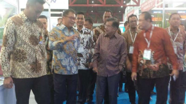 Wakil Presiden Jusuf Kalla (tengah)  