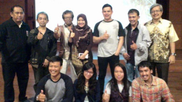 Tim EIBC dan EIBC Yunior berfoto bersama Ketua Pelaksana Liga EIBC-PLN 2016