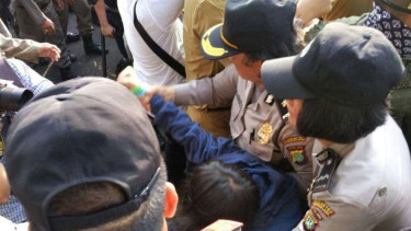 Perlawanan warga RT 09 RW 04 Kelurahan Rawajati Kecamatan Pancoran Jakarta Selatan tak lama dipatahkan aparat. 