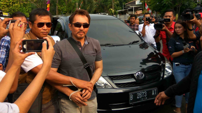 Gatot Brajamusti saat ditangkap polisi. 