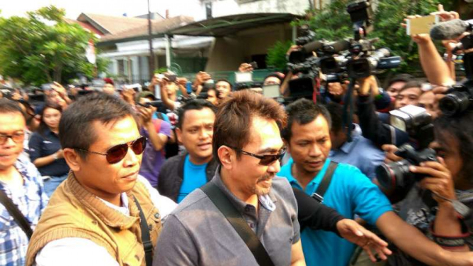 Gatot Brajamusti saat ditangkap atas kasus narkoba.