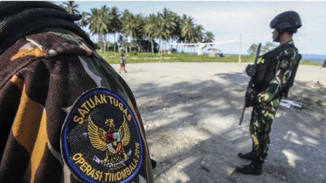 Kepala Divisi Humas Polri Irjen Pol M Iqbal (tengah) didampingi Karopenmas Divisi Humas Brigjen Pol Dedi Prasetyo (kiri) dan Kabag Pensat Divisi Polri Kombes Pol Yusri Yunus (kanan) memberikan keterangan pers