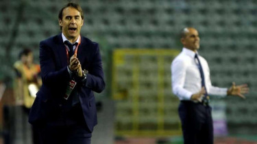Pelatih Real Madrid, Julen Lopetegui (kiri)