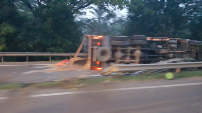 Truk terguling di Cibubur.
