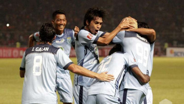 Pemain Persela Lamongan merayakan gol