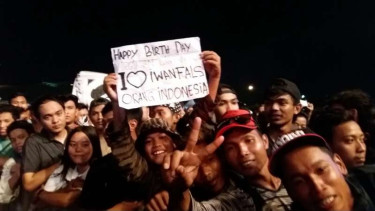 Aksi penggemar musisi Iwan Fals menyampaikan ucapan selamat ulang tahun untuk Iwan Fals sebelum konser tunggal Iwan Fals di Ancol, Sabtu (3/9/2016)
