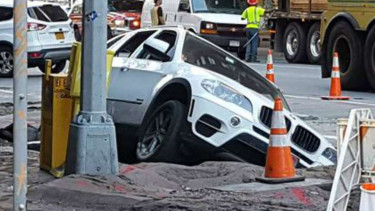 Mobil BMW X5 Amblas ke Dalam Tanah