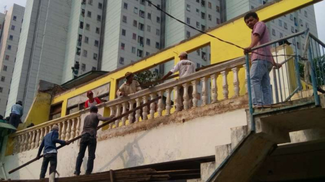 Beberapa rumah di bantaran kali Ciliwung di Bukit Duri sudah dirobohkan.