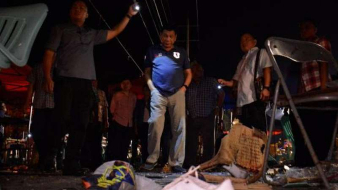 Presiden Filipina Rodrigo Roa Duterte saat meninjau TKP ledakan bom di Pasar Roxas, kota Davao, Filipina Selatan.