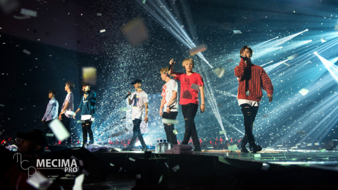 Para personel iKON tampil dalam konser di ICE BSD Sabtu (3/9/2016).