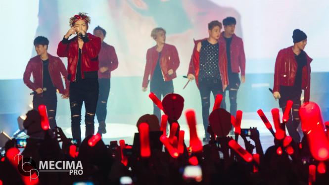 Para personel iKON tampil dalam konser di ICE BSD Sabtu (3/9/2016).
