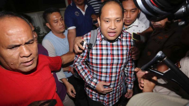 Bupati Banyuasin, Yan Anton Ferdian, (tengah) setelah ditangkap KPK.