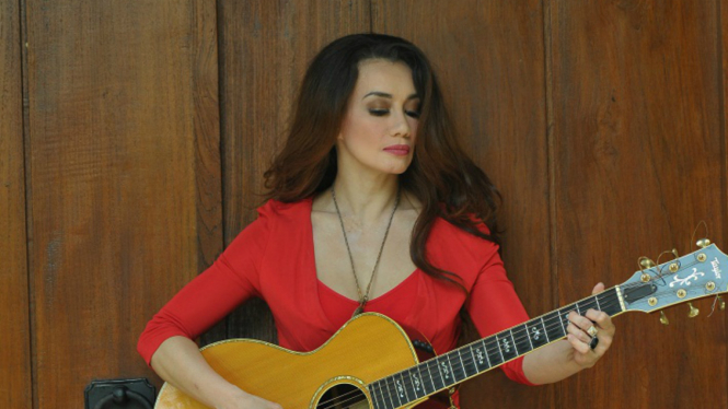 Reza Artamevia.