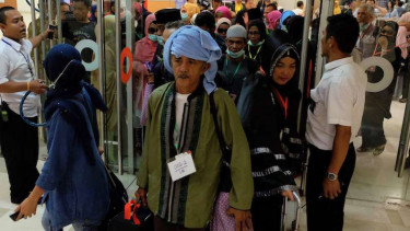 Para calon haji korban penipuan tiba dari Filipina di Bandara Sultan Hasanuddin Makassar, Sulawesi Selatan.