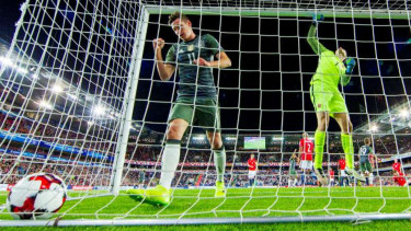 Pemain Jerman, Julian Draxler, merayakan gol yang dicetak rekannya.