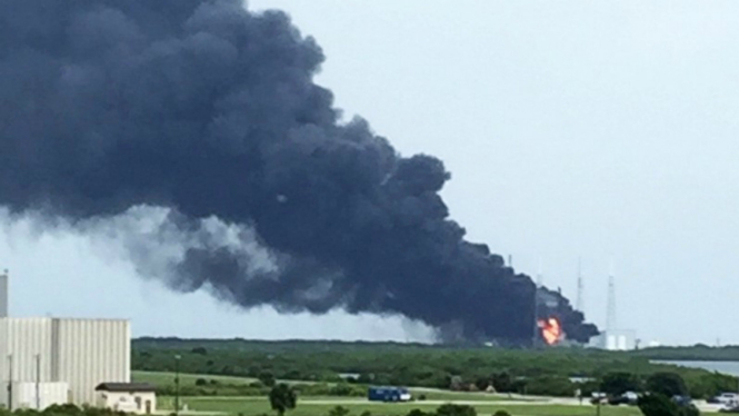 Ledakan di lokasi peluncuran roket SpaceX Falcon 9 di Cape Canaveral.