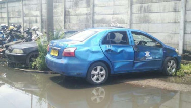 Taksi yang sempat tercebur di Dermaga Tanjung Priok.
