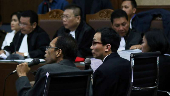 Ahli Patologi Forensik Australia Beng Ong (kanan) menjadi saksi ahli di sidang pembunuhan Wayan Mirna Salihin dengan terdakwa Jessica Kumala Wongso.