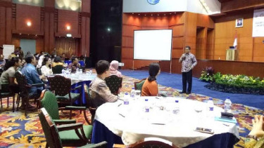 Menkominfo Rudiantara (berdiri)