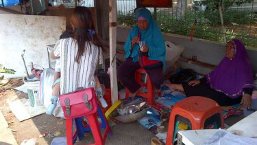 Ida dan warga Rawajati di tenda daruratnya, Selasa 6 September 2016.