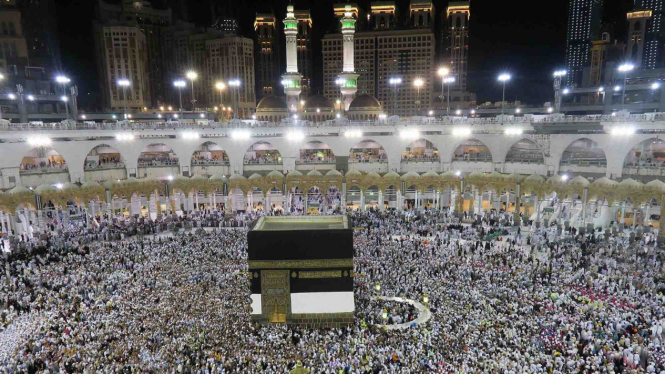 Jemaah haji memutari Ka'bah saat bertawaf.