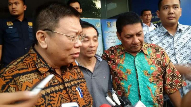 Dokter Beng Beng Ong saat dibebaskan Kantor Imigrasi (di tengah berbaju abu-abu)