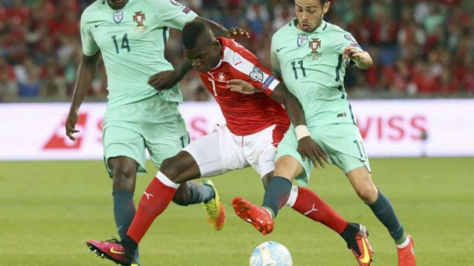 Striker Swiss, Breel Embolo, saat berduel dengan pemain Portugal.