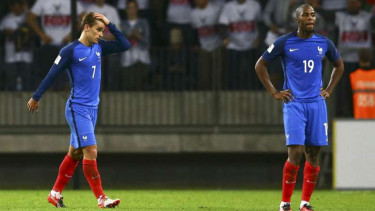 Pemain Prancis, Antoine Griezmann (kiri) dan Djibril Sidibe.