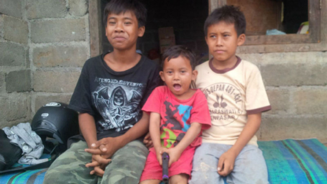 Nyoman Arya bersama dua adiknya