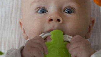 Bahaya Penggunaan Teether Karet pada Bayi