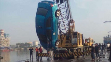 Evakuasi Taksi Sepakat yang tercebur ke laut Pelabuhan Priok.