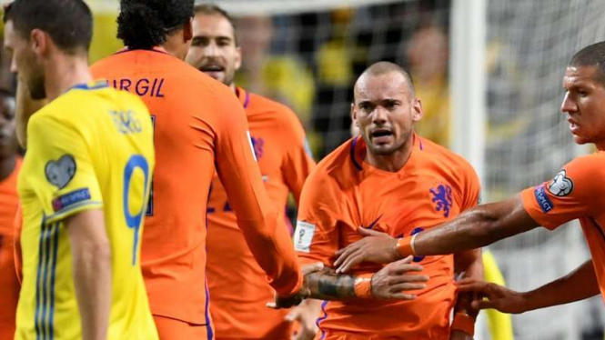 Kapten Belanda, Wesley Sneijder (tengah)