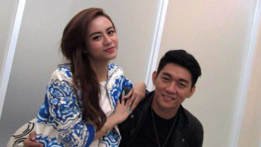 Ifan Seventeen dan istri