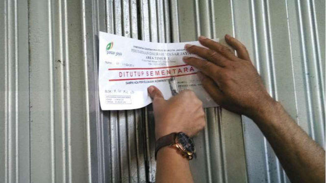 enam toko obat di Pasar Pramuka, Matraman, Jakarta Timur disegel