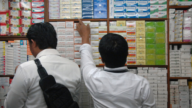 Tim Polisi dan BPOM saat Sidak Obat-obat Kedaluwarsa beberapa waktu silam. 