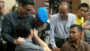 Darmawan Salihin, ayah Wayan Mirna Salihin, saat ditegur petugas