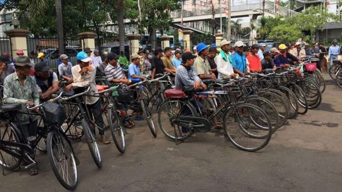Para tukang ojek sepeda onthel saat berada di Polsek Metro Penjaringan.