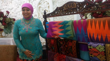 Anna Mariana, desainer dan pengusaha kain tenun songket
