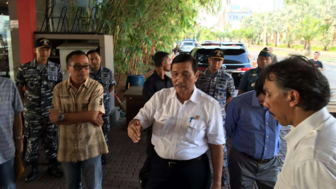 Menko Kemaritiman Luhut Binsar Panjaitan usai mengunjungi pulau reklamasi.