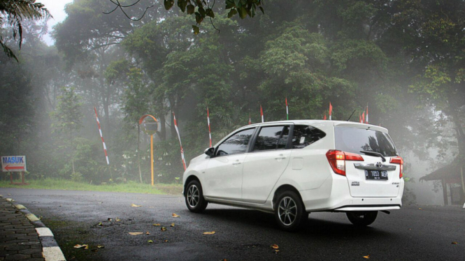 Toyota Calya di Jalanan Bandung