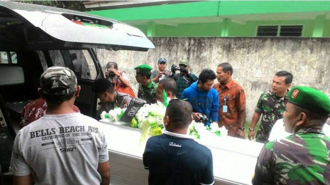 Peti mati Tarman Azzam saat akan diterbangkan ke Jakarta, Jumat siang (9/9/2016). Mantan Ketua Umum PWI ini meninggal dunia di Ambon akibat terkena serangan jantung.