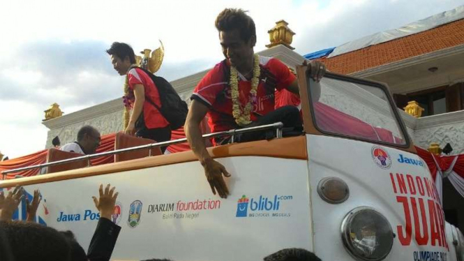 Pasangan ganda campuran bulu tangkis peraih medali emas Olimpiade Rio 2016, Tontowi Ahmad dan Liliyana Natsir, saat diarak di Surabaya, Jawa Timur, pada Jumat sore, 9 September 2016.