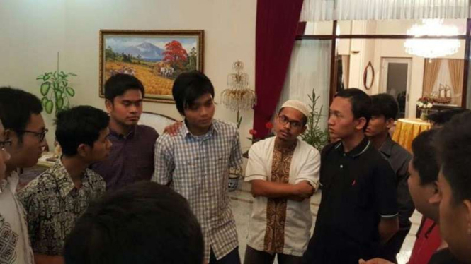 Syaiful Iman (baju kota-kotak), mahasiswa RI yang akhirnya dibebaskan pemerintah Turki bersama mahasiswa RI lain di KBRI Ankara.