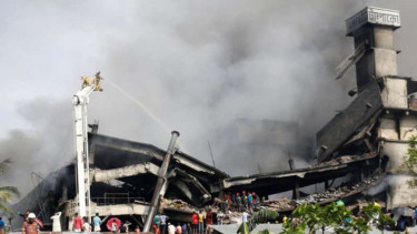 Kondisi gudang penyimpanan yang terbakar di Bangladesh, Sabtu, 10/9/2016.