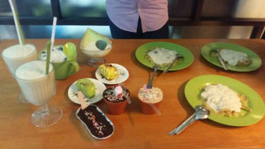 Aneka olahan buah durian di Pohon Durian Cafe di Kota Bandung, Jawa Barat.
